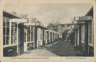 865086 Gezicht op een laantje met toonkamers op het Vredenburg te Utrecht, tijdens de 4e Nederlandsche Jaarbeurs.